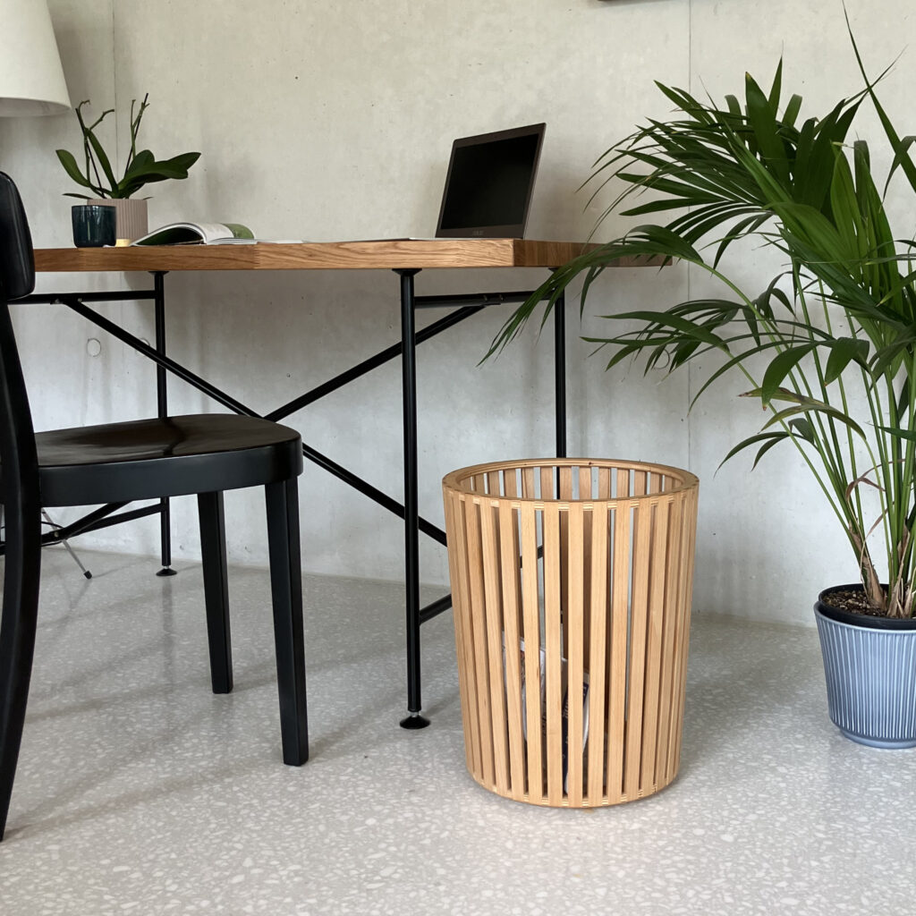 Design Papierkorb aus Holz.